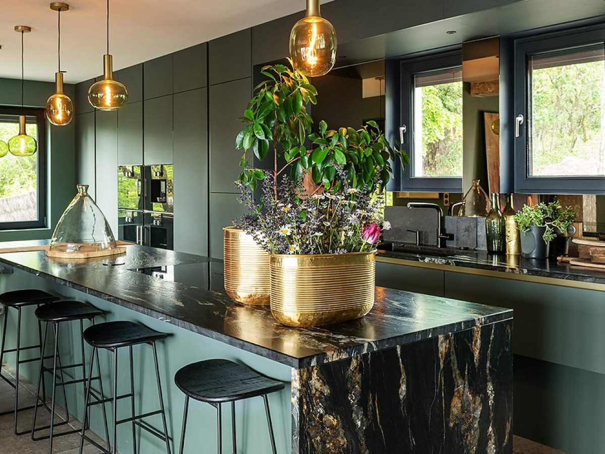 Cocina verde con isla acabado laminado