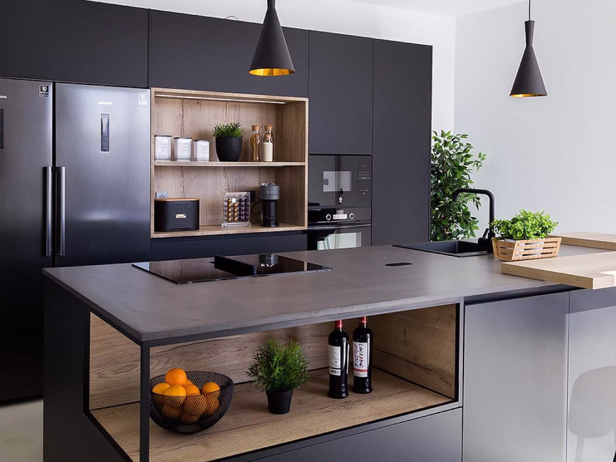 Cocina negra y madera con isla acabado laminado
